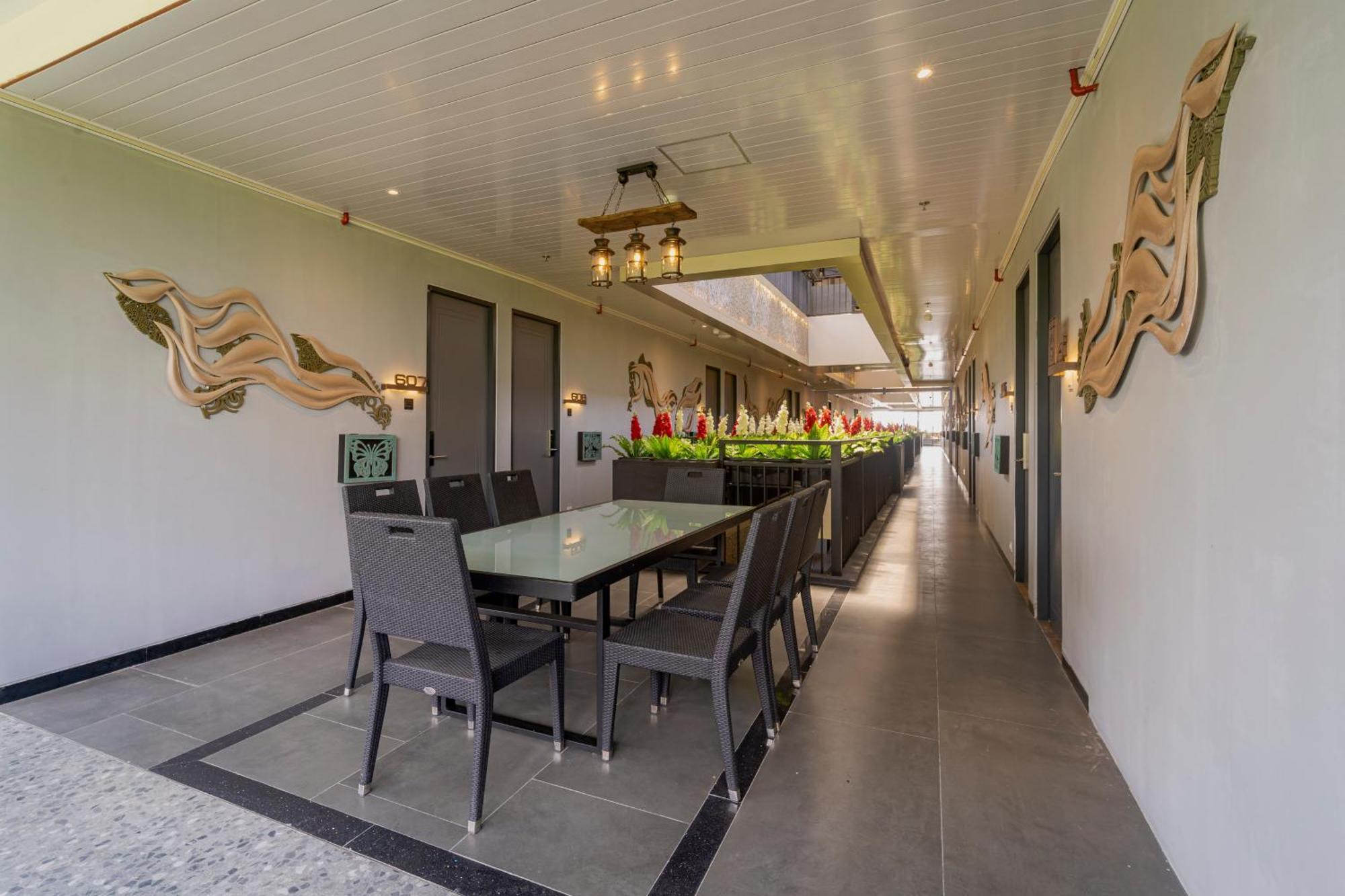Stay.Vie Hotel Surabaia Exterior foto